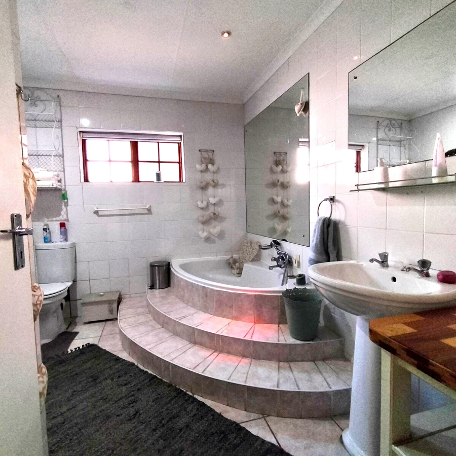 4 Bedroom Property for Sale in Fraaiuitsig Western Cape